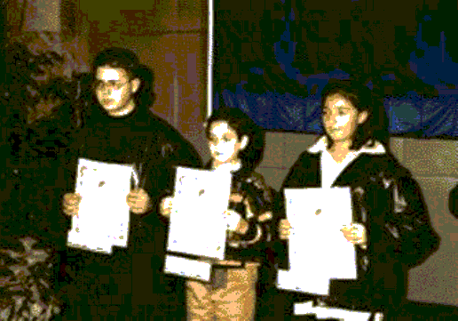Cerimonia di premiazione dei tre vincitori della prima linea di premi avvenuta a Catania il 27 novembre 2000. Da sinistra Dominelli Ilario, Gullo Gabriele, Silvia Paci.