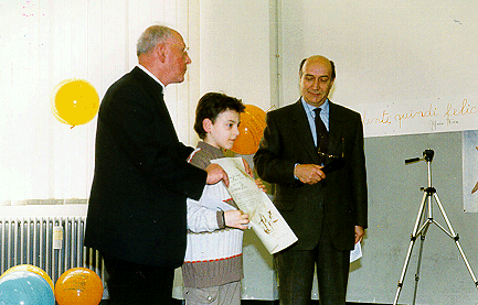 PRIMA LINEA: Premiazione del piccolo Simone Pau di dieci anni alla presenza di Padre Pucci e del Provveditore agli Studi