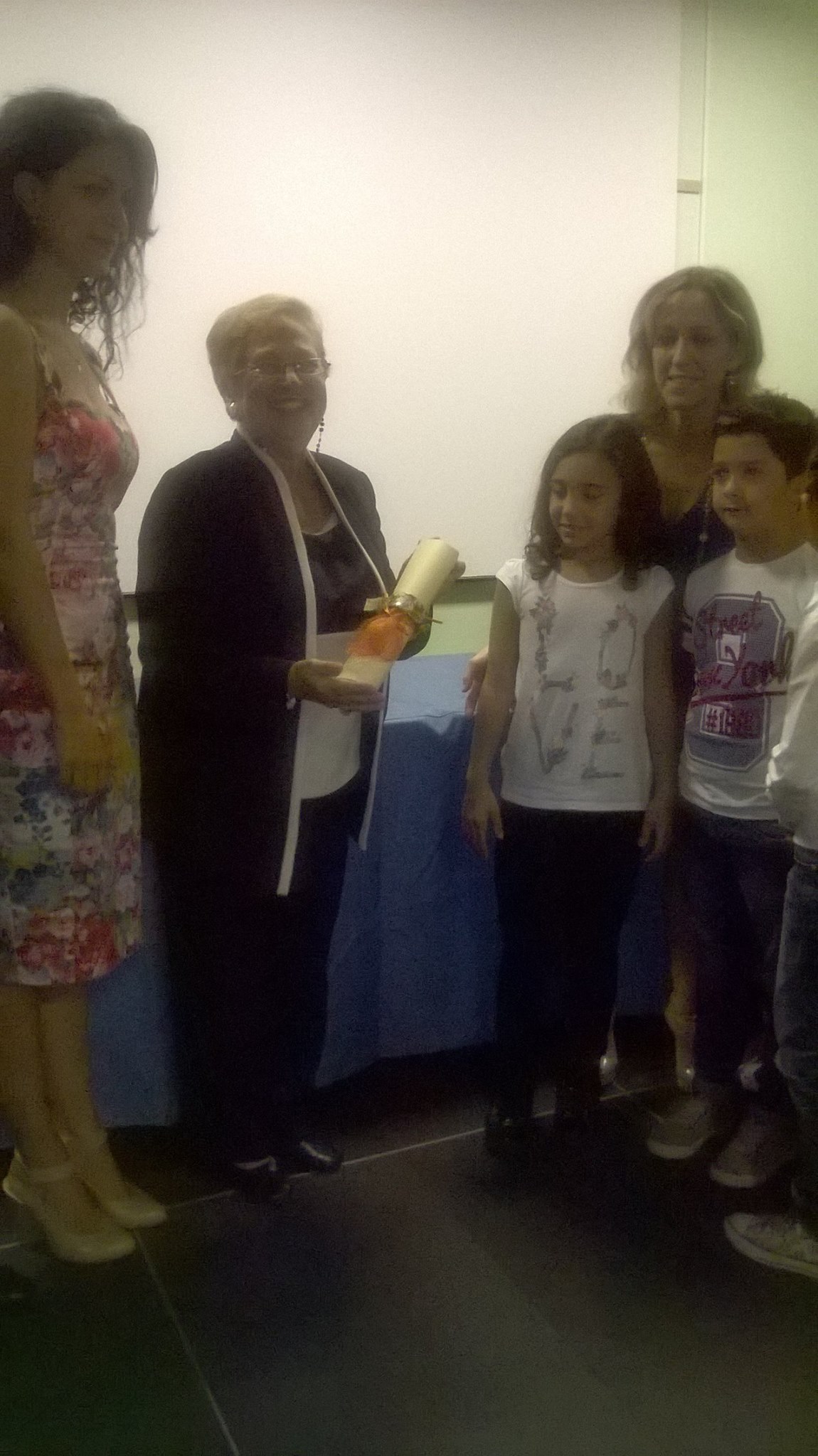 La Vice presidente Gilda Pianciamore consegna il premio alla classe II E di Tremestieri