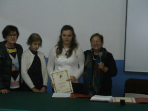 in un clima affettuoso tra i compagni in festa ecco la premiazione di Vanessa accompagnata dall'amica del cuore Emma e dalla prof. Guarrasi