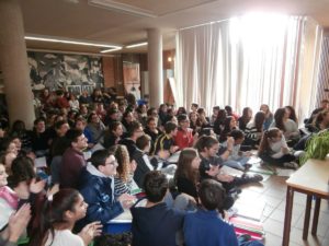 compagni e parenti ci accolgono festanti nell'aula magna per allietare la bella festa con canti e poesie
