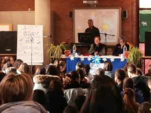 dopo l'accoglienza della Dirigente Scolastica Paola Lucarelli, la Prof Pianciamore illustra il Premio alla Bontà