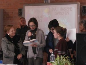 è la volta della Prof Oriana Carella che legge alcuni brani di un libro dedicato a Marta e alla bella storia di una sua "amicizia accogliente" con Sunita.