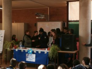 i compagni di classe circondano Marta testimoniandole il loro affetto.