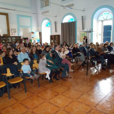 Nell'aula magna troviamo Vittoria emozionatissima con la famiglia, i fratelli, i parenti, i compagni, gli insegnanti e le autorità.