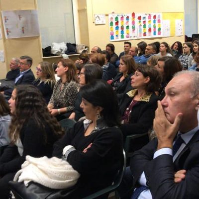 La sala che ci accoglie gremita di amici, alunni, genitori e autorità.