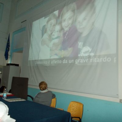 Uno struggente filmato mostra la gioia e l'abnegazione di Vittoria nei confronti del fratellino.