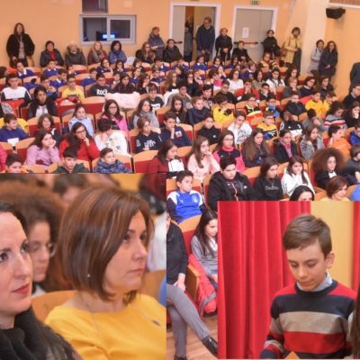  Ecco la sala del Teatro gremita di alunni, parenti e amici. In primo piano Antonella e Vincenzo visibilmente commossi sostenuti dagli sguardi di amore delle loro mamme