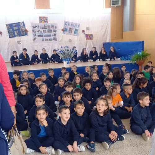 Le Autorità, gli invitati, i genitori e i parenti  vengono accolti calorosamente da tutti gli alunni gioiosamente pronti per la festa.