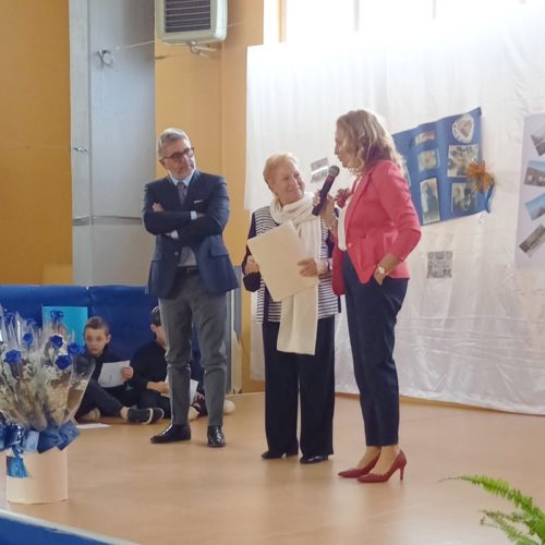 La Dirigente Scolastica Elisabetta Di Maio presenta con parole affettuose gli scopi del “Premio alla Bontà” prima di avviare la cerimonia.