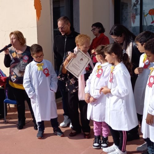 La festa si svolge all’aperto nel plesso rurale “S. Giovanni Bosco”, in una atmosfera gioiosa alimentata da una splendida giornata di sole. La DS Beatrice De Donato accoglie tutti con affetto e spiega il motivo della festa odierna.