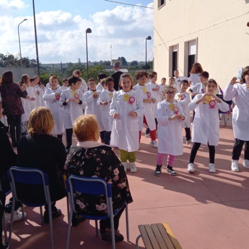 Gli alunni mostrano la loro gioia con canti, poesie e recite preparati da ciascuna classe.