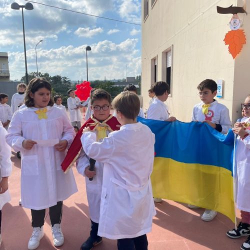 Ecco la bandiera Ucraina con la quale I ragazzi esprimo un pensiero affettuoso  alle compagne Ucraine ospitate durante l’anno  scolastico.
