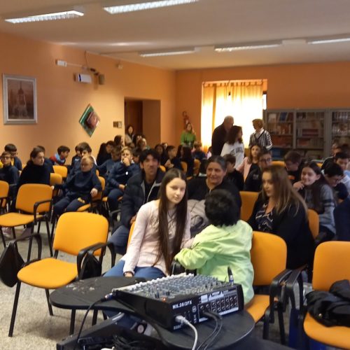 L’aula magna della Sc. Media  è pronta per la cerimonia. Sono presenti i premiati, la classe, gli insegnanti, i genitori e i parenti