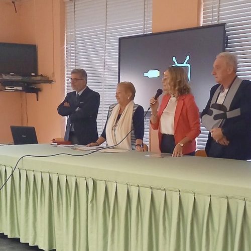 La dirigente Elisabetta Di Maio annuncia la premiazione di Fabiana Fucci  e avvia la cerimonia insieme alle insegnanti: Ciaramella, Iadevaia, Maddaloni, Pacca e Russo.