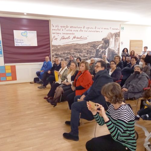 La celebrazione della  “Settimana  Mondiale della Gentilezza”  si conclude oggi con la consegna del Premio alla Bontà: autorità, insegnanti, genitori e parenti attendono l’inizio della cerimonia