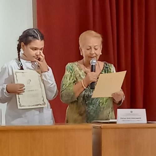 La prof. Pianciamore consegna il premio a Lucia Grimolizzi, visibilmente commossa