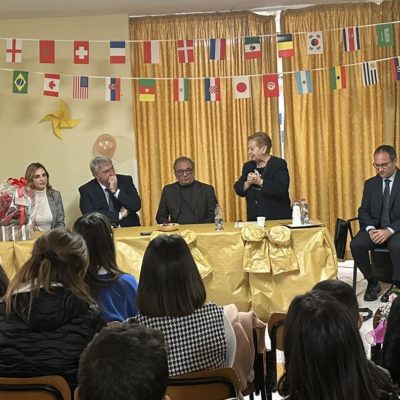 Accolta con calore in un ambiente affettuoso, Gilda Pianciamore illustra le finalità del Premio. Presenti: il Dirigente ,il Sindaco, L'Assessore alla Scuola,altre autorità, genitori e alunni della scuola elementare e della Scuola Media attualmente frequentata dalla ragazza