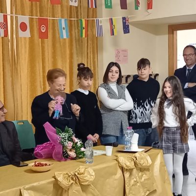 Angelina sorridente e simpatica è accompagnata dalla Dirigente della Scuola Media e dai nuovi compagni. Molto bella anche la sorpresa di rivedere tre alunni da noi premiati negli anni precedenti