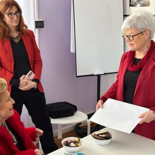 Premiazione di Luana Parolari. Per aver donato la sua esperienza ai familiari che sono impegnati nel difficile compito di cura a una persona con demenza.