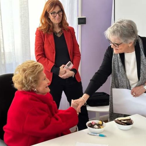 Premiazione di Rossana Galvani. Per la sua disponibilità  sin dall’inizio a gestire gli ausili  sanitari a Trieste, e per il suo sostegno a chi assiste i sofferenti.