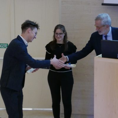 Il Rettore con il presidente del Premio consegnano i Premi di studio complimentandosi con i vincitori